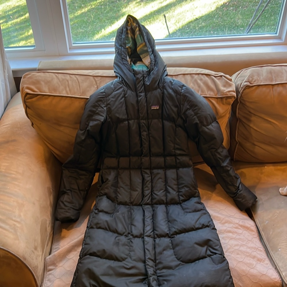 EUC 3/4 length Patagonia down black coat. Girls size L (12)